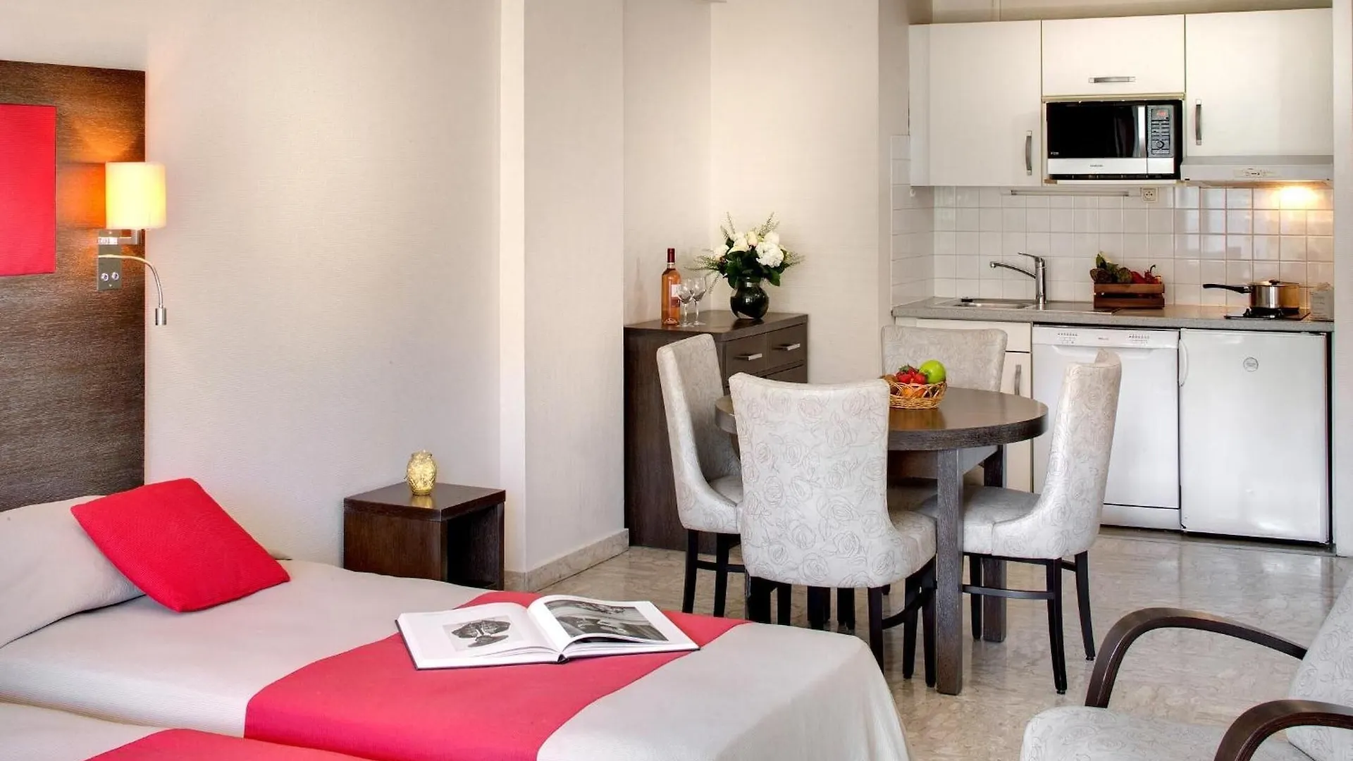 The Originals Boutique, Hotel Les Strelitzias Juan-les-Pins 3*,